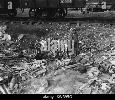 Obdachlose, eventuell verwaiste, Bruder und Schwester Suche leere Dosen für Lebensmittel. Seoul, Korea, railroad Yards. November 17, 1950. Koreakrieg, 1950-1953. (BSLOC 2014 11 240) Stockfoto