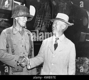 Südkoreanischen Präsidenten Syngman Rhee mit US-General Edward Craig. Craig die hoch wirksame 1. Marine vorläufigen Brigade während der Schlacht um die Pusan Perimeter geboten. August 27, 1950. Koreakrieg, 1950-1953. (BSLOC 2014 11 254) Stockfoto