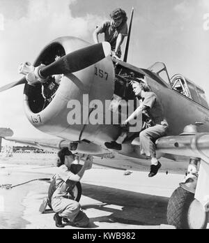 Navy's WAVE Aviation machinist Gehilfen, arbeiten auf einer North American Aviation SNJ Ausbildung Ebene. Jacksonville Naval Air Station, 1944. Weltkrieg 2. (BSLOC 2014 10 208) Stockfoto