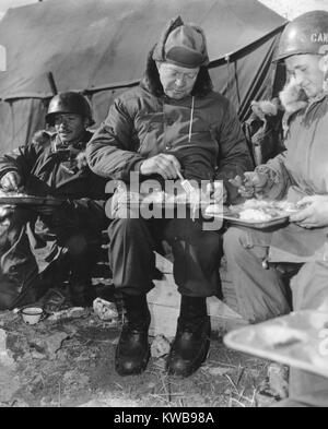 Der designierte Präsident Dwight Eisenhower Essen mit Soldaten in Korea am 04.12.1952. Er war die Erfüllung einer Kampagne Versprechen" zu gehen, um Korea" impliziert, dass er Maßnahmen ergreifen würde, um koreanische Krieg zu beenden. Der Waffenstillstand wurde im Juli 1953 unterzeichnet. (BSLOC 2014 11 260) Stockfoto