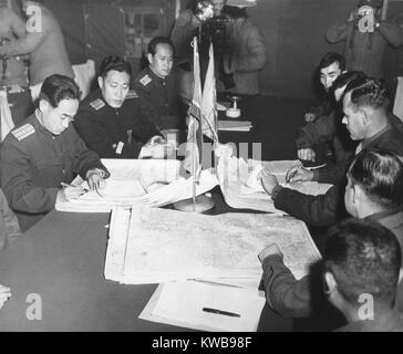 Panmunjom Feuer Gespräche im Oktober 11, 1951 einzustellen. Nordkoreanischer Oberst Chang Chun San und US-Oberst James Murray erste Karten, auf denen der nördlichen und südlichen Grenzen der Abgrenzung der Zone. Koreakrieg, 1950-1953. (BSLOC 2014 11 262) Stockfoto