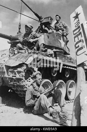 Us-Soldaten guard eine Straßensperre auf der Naktong Fluss in der taegu Bereich mit einem M-24 Tank. Aug.-Sept. 1950. Kampf der Naktong Fluss, Teil der Schlacht von Pusan Perimeter. Koreakrieg, 1950-1953. (BSLOC 2014 11 30) Stockfoto