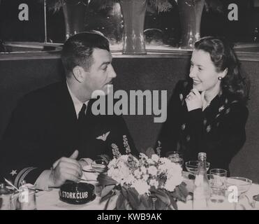 Marine Lieutenant Robert Taylor, mit seiner Frau, Film star Barbara Stanwyck an der Stork Club. In der Marine war er ein Fluglehrer und Lehrfilme erschienen. Ca. 1944-45. (BSLOC 2014 10 239) Stockfoto