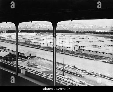 Bau von Kasernen für japanische Amerikaner während des Zweiten Weltkrieges interniert. Temporäre assembly Center im Bau im tanforan Rennstrecke in San Bruno, Kalifornien. Ca. April 1944. (BSLOC 2014 10 251) Stockfoto