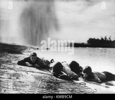 Us-Küstenwache und Marine Beach Bataillon umarmen den italienischen Strand während der deutschen Bombenangriffe. Die Alliierten brückenkopfes am Golf von Salerno und die Fortschritte wurden durch starke deutsche Widerstand bestritten. Okt. 1943. Paestum, Italien. Weltkrieg 2. (BSLOC 2014 10 26) Stockfoto