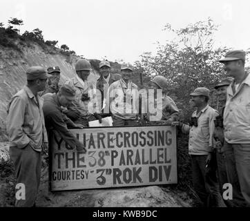 Erste UN-Truppen die 38th Parallel halten ein Schild Zeremonie zu überqueren. Die 3. Republik Korea (Republik Korea) Division die historische Kreuzung, in Korea. ROK Soldaten stellen mit ihren US-amerikanischen militärischen Beratern. 01.10.1950. Koreakrieg, 1950-1953. (BSLOC 2014 11 63) Stockfoto