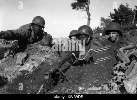 Kämpfe im Norden der Chongchon Fluss während der USA voraus über die 38Th parallel. 2 Infanterie Division Sergeant, die Waffen, truppführer, communist-led Nordkoreanischen Position zu seiner Maschine gun Crew. November 20, 1950. In der neu integrierten U.S. Army afrikanische Amerikaner geboten weiß und sogar kleine Einheiten wurden rassisch integriert. Koreakrieg, 1950-1953. (BSLOC 2014 11 67) Stockfoto