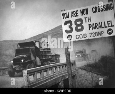 Uno-Truppen in Richtung Süden den Rückzug aus Pjöngjang erneut überqueren Sie die 38Th parallel in Südkorea. Die UNO-Truppen sah harte Kämpfe mit der 'Völker freiwillig der Armee an Ch'Osan Flughafen, Unsan und Tokch'am Anfang Nov. 1950. Am Dez. 5, 1950, den USA achte Armee zog sich südlich von P'yongyang und wurde unterhalb der 38th parallel bis Mitte Dezember. Koreakrieg, 1950-1953. (BSLOC 2014 11 68) Stockfoto