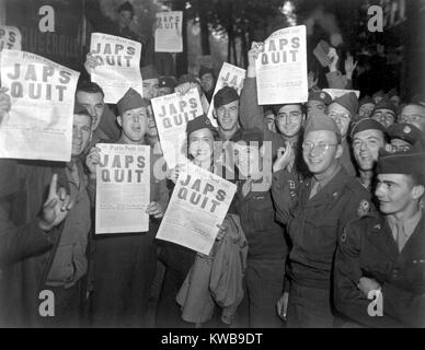 GI's in Paris halten Sie die Sonderausgabe der Pariser Post, mit der Schlagzeile, "JAP BEENDEN'. 10.08.1945. Weltkrieg 2. (BSLOC 2014 10 271) Stockfoto