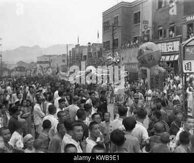 V-J Day (Sieg über Japan) ist in Chongqing (chungking), China gefeiert. Traditionelle Chinesische gute - Glück, Drache, das sich durch die Straßen am Ende von Weltkrieg 2. (BSLOC 2014 10 273) Stockfoto