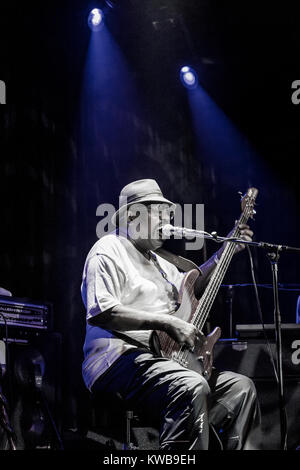 Die Amerikanische Jazzmusiker und Bassist Paul Jackson führt ein Live Konzert unter dem Namen Paul Jackson Trio bei Studioaufnahmen in Kopenhagen beim Copenhagen Jazz Festival 2013. Dänemark, 09/07 2013. Stockfoto