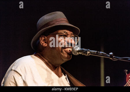 Die Amerikanische Jazzmusiker und Bassist Paul Jackson führt ein Live Konzert unter dem Namen Paul Jackson Trio bei Studioaufnahmen in Kopenhagen beim Copenhagen Jazz Festival 2013. Dänemark, 09/07 2013. Stockfoto