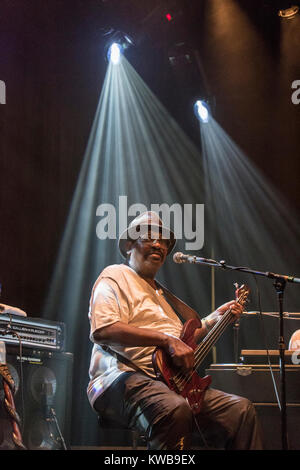 Die Amerikanische Jazzmusiker und Bassist Paul Jackson führt ein Live Konzert unter dem Namen Paul Jackson Trio bei Studioaufnahmen in Kopenhagen beim Copenhagen Jazz Festival 2013. Dänemark, 09/07 2013. Stockfoto