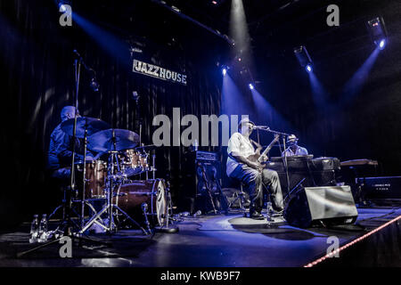 Die Amerikanische Jazzmusiker und Bassist Paul Jackson führt ein Live Konzert unter dem Namen Paul Jackson Trio bei Studioaufnahmen in Kopenhagen beim Copenhagen Jazz Festival 2013. Zu seiner Rechten ist Xantonè Blacq dargestellt in Tasten, während Tony Match am Schlagzeug. Dänemark, 09/07 2013. Stockfoto