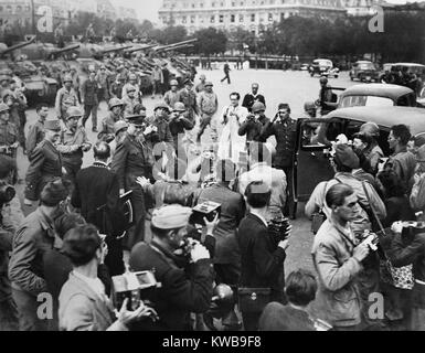 General Eisenhower in Paris im Hotel de Ville (Rathaus) nach der Befreiung von Paris. Von Fotografen und Soldaten umgeben wird er von marie-pierre Koening der Freien französischen Truppen gefolgt. Im Hintergrund sind die Tanks der französischen Division Leclerc. Weltkrieg 2. (BSLOC 2014 10 288) Stockfoto