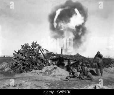 Ein 155-mm-Kanone von US-Truppen in der Nettuno Bereich der Brückenkopf von Anzio gefeuert. Deutsche Truppen in den Hügeln östlich von Anzio startete einen langwierigen Belagerung der Alliierten zu lösen. 13.02.1944. Weltkrieg 2. (BSLOC 2014 10 30) Stockfoto