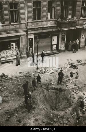 Krater durch britische Bombe, fiel in der Innenstadt von Berlin im Oktober 1940. Im ersten Jahr des 2. Weltkrieges, zufällige Nacht Bombardierung von Berlin Propaganda, aber hatte keine strategischen Wert. (BSLOC 2014 10 60) Stockfoto