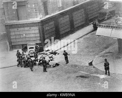 Französischer Partisanen liegend auf einer Straße der Stadt, umgeben von deutschen Soldaten ausgeführt. Der FFI (Französische Streitkräfte des Inneren) wurden an einem unbekannten Ort getötet, Ca. 1944. Weltkrieg 2. (BSLOC 2014 10 84) Stockfoto