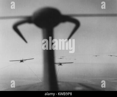 Segelflugzeuge von Douglas C-47 s in Operation Varsity, der größte Betrieb während des Zweiten Weltkrieges durchgeführt geschleppt. Flugzeug und Fallschirm Landungen auf dem östlichen Ufer des Rheins wäre die Unterstützung von Bodentruppen den Fluss überqueren. In der Nähe von Hamminkeln und Wesel, Deutschland, 24. März 1945. (BSLOC 2014 10 90) Stockfoto