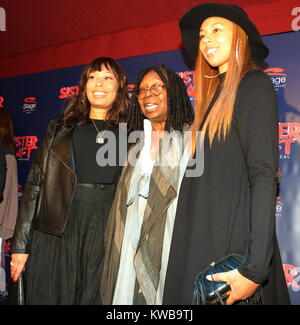 BARCELONA, SPANIEN - 23. Oktober: Whoopi Goldberg präsentiert die neueste Produktion der ister Act" am 23. Oktober 2014 in Barcelona, Spanien Personen: Alex Martin, Whoopi Goldberg und Jerzey Martin Stockfoto