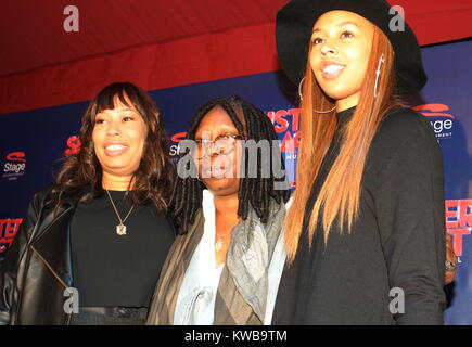 BARCELONA, SPANIEN - 23. Oktober: Whoopi Goldberg präsentiert die neueste Produktion der ister Act" am 23. Oktober 2014 in Barcelona, Spanien Personen: Alex Martin, Whoopi Goldberg und Jerzey Martin Stockfoto