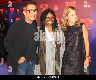 BARCELONA, SPANIEN - 23. Oktober: Whoopi Goldberg präsentiert die neueste Produktion der ister Act" am 23. Oktober 2014 in Barcelona, Spanien Personen: Andreu Buenafuente, Whoopi Goldberg und Julia Gomez Cora Stockfoto