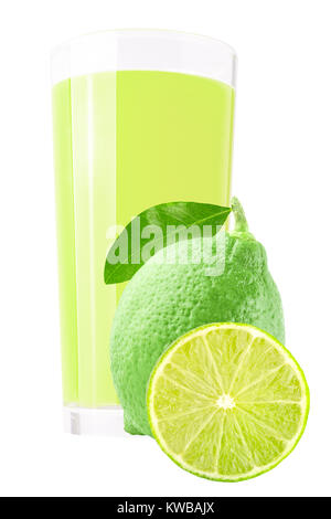 Isolierte Zitronensaft. Glas mit frischem Limettensaft und schneiden Sie das Obst auf weißem Hintergrund. Stockfoto