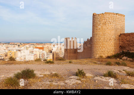 Alte Mauern in Almeria und Stadt Panorama. Almeria, Andalusien, Spanien. Stockfoto