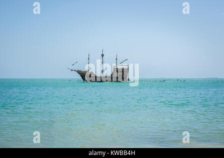 Camboriú, Brasilien - 09. Dezember 2017: Piratenschiff, traditionellen Rundgang auf brasilianische Strände. Stockfoto