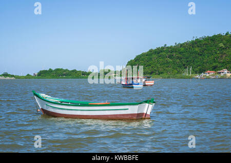 Camboriú, Brasilien - 09. Dezember 2017: Piratenschiff, traditionellen Rundgang auf brasilianische Strände. Stockfoto