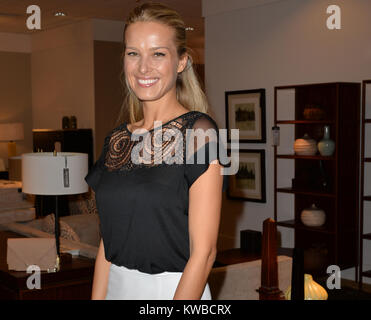 AVENTURA, FL - Mai 03: (exklusive Deckung) Supermodel, Philanthrop, und Fernsehen Host, Petra Nemcova startet Ihr "Das Licht" New York World, Sammlung von Home Decor Kerzen, bei Bloomingdales Aventura am 3. Mai 2014 in Aventura, Florida Personen: Petra Nemcova Stockfoto