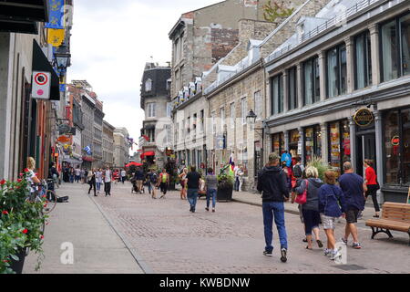 Reisende auf der Rue Saint Paul Est, einer Straße mit Kopfsteinpflaster mit kleinen Läden in der Altstadt von Montreal, Quebec, Kanada Stockfoto