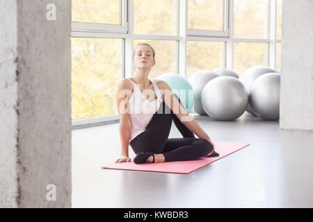 Kuh Gesicht, Vorbereitung der Körperhaltung. Frau Yoga, relaxating, geschlossenen Augen. Studio shot Stockfoto