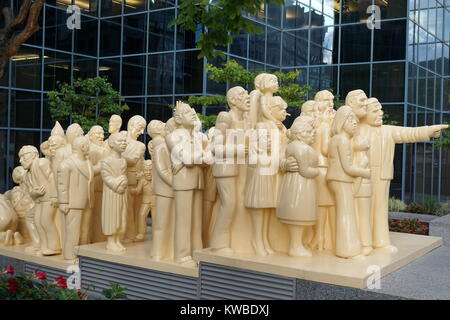 Die beleuchteten Masse, Menschliche Skulpturen von Raymond Mason im Esplanade der McGill Universität in Montreal, Quebec, Kanada Stockfoto