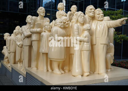 Die beleuchteten Masse, Menschliche Skulpturen von Raymond Mason im Esplanade der McGill Universität in Montreal, Quebec, Kanada Stockfoto