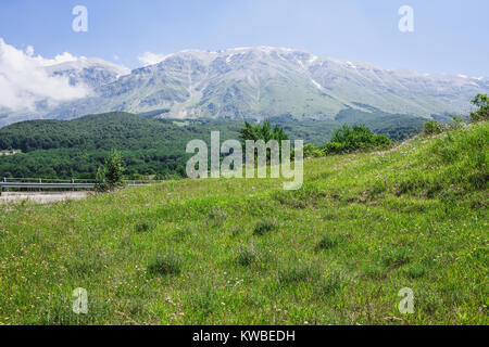 Grüne Landschaft mit Majella Mountain im Hintergrund, Abruzzen, Italien. Stockfoto