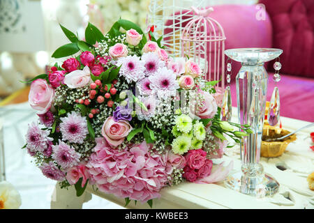 Bunten Blumenstrauß. Schönen Blumenstrauß von farbigen Rosen Wrap mit weißem Papier Stockfoto