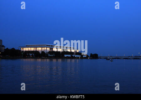 Kennedy Center von Georgetown mit Potomac im Vordergrund gesehen. Stockfoto