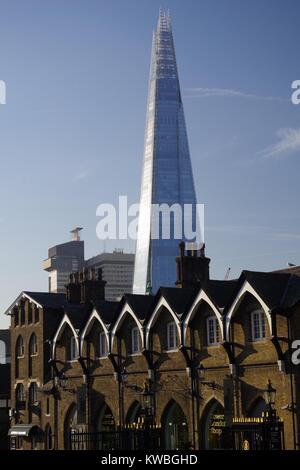 Tower von London Geschenk Shop, dominiert von der Shard (London Bridge Tower) im Hintergrund. London, Großbritannien. Dezember, 2017. Stockfoto