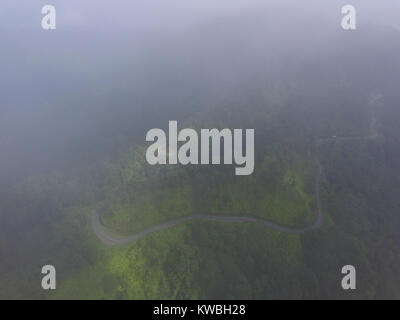 Straße Zugang zu Toraja von nahe gelegenen Stadt Palopo. Die Straße, auf der Spitze eines Berges gelegen und und häufig durch dichten Nebel jeden Nachmittag abgedeckt. Stockfoto