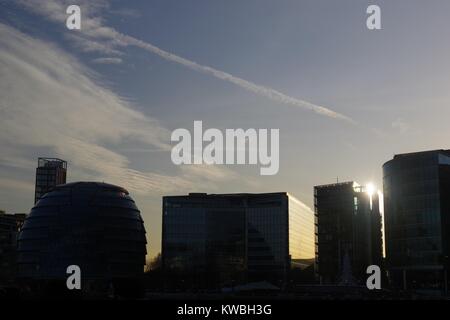 Mehr London Riverside Silhouette Skyline. Rathaus und Post-modernen Glasbauten. London, Großbritannien. Stockfoto