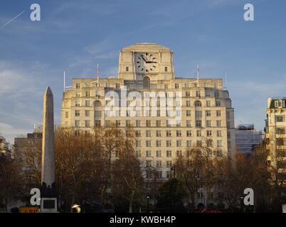 Die Shell Mex Art Deco Gebäude und Cleopatra's Needle. Victoria Embankment, Westminster, London, Großbritannien. In goldenen Nachmittag Sonne. Dez 2017. Stockfoto