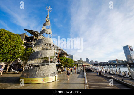 Ein Weihnachtsbaum am King Street Wharf in Darling Harbour, Sydney, Australien. Suche mit UK/AUS Wörter und SCHREIBWEISEN; suche Singular und Plural von Wort Stockfoto