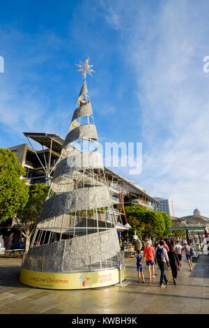 Ein Weihnachtsbaum am King Street Wharf in Darling Harbour, Sydney, Australien. Suche mit UK/AUS Wörter und SCHREIBWEISEN; suche Singular und Plural von Wort Stockfoto