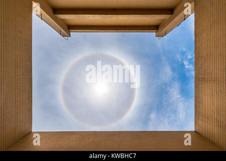 Sun halo 22 Grad im blauen Himmel von einer Dachterrasse über Chengdu, China Stockfoto