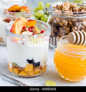 Müsli mit Joghurt, Beeren und Früchte im Glas. Gesund Joghurt Müsli Parfait. Konzept der gesunden Ernährung, gesunde Lebensweise und gesunde Snacks. Nahaufnahme Stockfoto