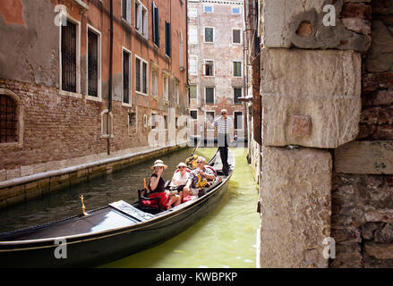 Touristische Familie reitet eine Gondel Tour auf die Kanäle in Venedig/Italien. Stockfoto