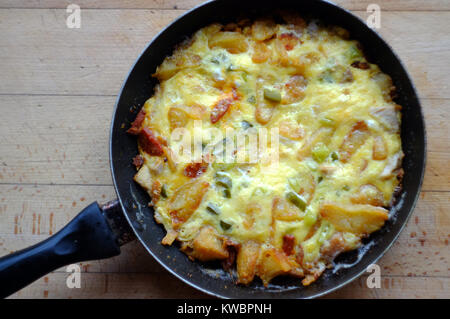 Fritatta (spanisches Omelette) von Weihnachten Abendessen Reste. Stockfoto