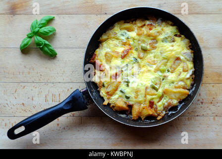 Fritatta (spanisches Omelette) von Weihnachten Abendessen Reste. Stockfoto