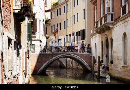 Ansicht der Leute auf der Brücke in Venedig/Italien. Stockfoto